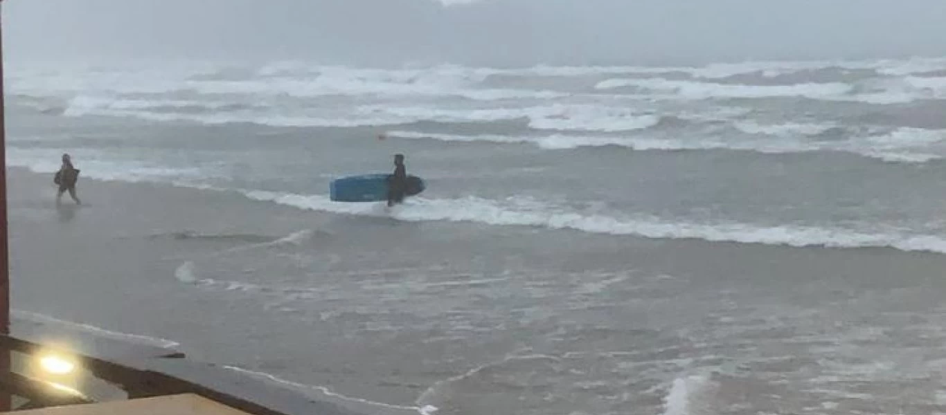 Σκέφτηκαν να κάνουν σερφ στον Λαγανά τη μέρα του «Ιανού» - Τους έδιωξε το Λιμενικό